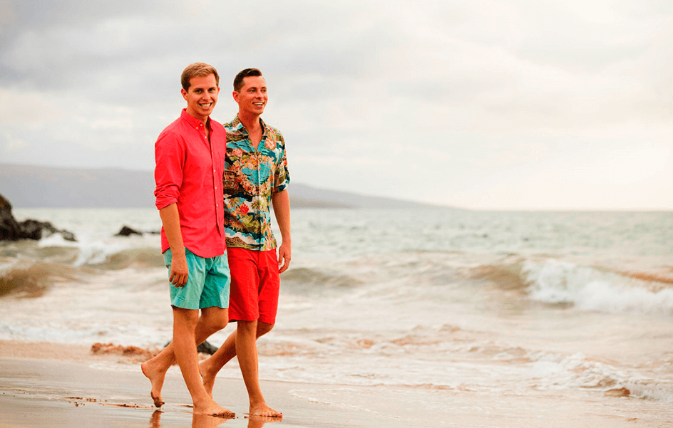 couple-walking-the-beach